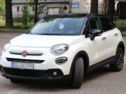 Der Fiat 500X – die moderne, robuste Erweiterung der ikonischen 500-Familie – zeigt, wie FIAT seine Designtradition in das Zeitalter der kompakten City-SUVs überführt. Ein Beispiel dafür, wie die Marke heute urbane Mobilität, Stil und Alltagstauglichkeit verbindet. (Foto: © Bastian Glumm)