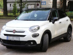 Der Fiat 500X – die moderne, robuste Erweiterung der ikonischen 500-Familie – zeigt, wie FIAT seine Designtradition in das Zeitalter der kompakten City-SUVs überführt. Ein Beispiel dafür, wie die Marke heute urbane Mobilität, Stil und Alltagstauglichkeit verbindet. (Foto: © Bastian Glumm)