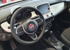 Das Cockpit des Fiat 500X verbindet Retro-Details im 500-Stil mit moderner Bedienlogik. Ein Innenraum, der das traditionsreiche Designgefühl der Marke mit zeitgemäßer Technik und urbaner Alltagstauglichkeit vereint. (Foto: © Bastian Glumm)