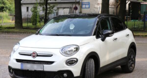 Der Fiat 500X – die moderne, robuste Erweiterung der ikonischen 500-Familie – zeigt, wie FIAT seine Designtradition in das Zeitalter der kompakten City-SUVs überführt. Ein Beispiel dafür, wie die Marke heute urbane Mobilität, Stil und Alltagstauglichkeit verbindet. (Foto: © Bastian Glumm)
