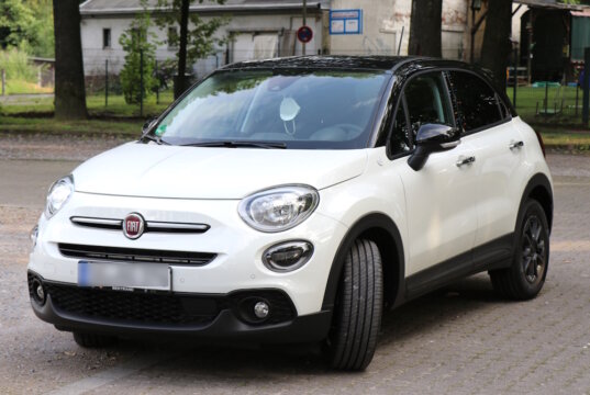 Der Fiat 500X – die moderne, robuste Erweiterung der ikonischen 500-Familie – zeigt, wie FIAT seine Designtradition in das Zeitalter der kompakten City-SUVs überführt. Ein Beispiel dafür, wie die Marke heute urbane Mobilität, Stil und Alltagstauglichkeit verbindet. (Foto: © Bastian Glumm)