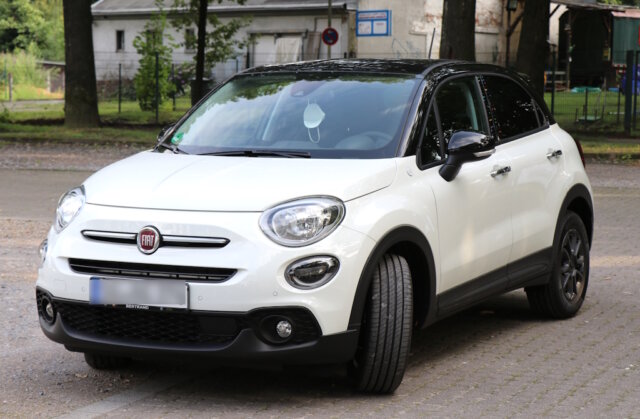 fiat-500-x-auto Der Fiat 500X – die moderne, robuste Erweiterung der ikonischen 500-Familie – zeigt, wie FIAT seine Designtradition in das Zeitalter der kompakten City-SUVs überführt. Ein Beispiel dafür, wie die Marke heute urbane Mobilität, Stil und Alltagstauglichkeit verbindet. (Foto: © Bastian Glumm)