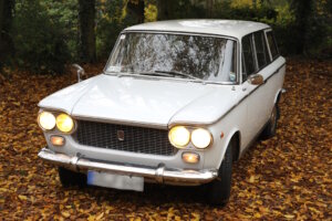 Ein FIAT Familiare der 1960er-Jahre: der typische Familienkombi jener Zeit, der mit viel Platz und robuster Technik zum vertrauten Begleiter italienischer Alltags- und Urlaubsfahrten wurde. (Foto: © Bastian Glumm)