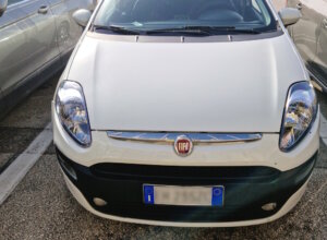 Der Fiat Punto, eines der meistgesehenen Alltagsautos Italiens, steht wie kaum ein anderes Modell für die praktische, zugängliche Mobilität, die FIAT über Jahrzehnte geprägt hat. (Foto: © Bastian Glumm)