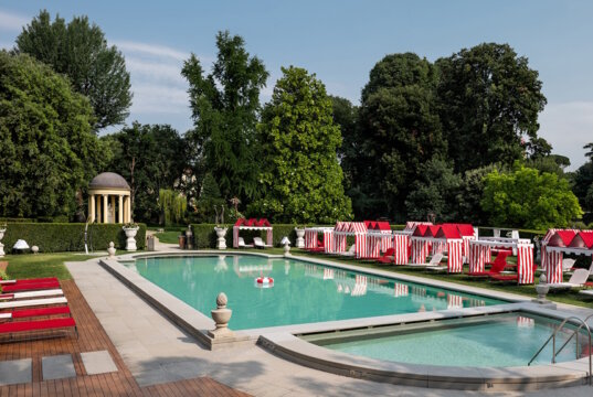 Italienisches Lido-Feeling mitten in Florenz: Bagno Al Fresco verwandelt den Sommer im Four Seasons Hotel Firenze in eine stilvolle Auszeit. (Foto: © Martino Dini)
