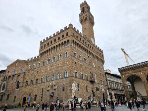 In der Signoria in Florenz befindet sich auch heute noch die Stadtverwaltung. Den Innenhof des Gebäudes kann man besuchen (lohnt sich). (Foto: © Bastian Glumm) 