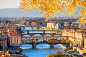 Florenz im goldenen Herbstlicht: Über den Arno spannt sich die Ponte Vecchio, eingerahmt von den Farben der Toskana. Wenn das Licht weicher wird, scheint die Stadt in Bernstein zu leuchten. (Foto: © Luciano Mortula-LGM/Adobe Stock) 