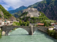 Frühling im Aostatal: Ideal für den Mehrgenerationenurlaub Die Festung von Bard zählt zu den bekanntesten Wahrzeichen des Aostatals und ist ein idealer Ausgangspunkt für Entdeckungen zwischen Geschichte und Natur. (Foto: © Enrico Romanzi)