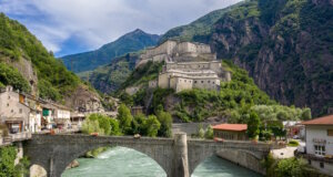 Frühling im Aostatal: Ideal für den Mehrgenerationenurlaub Die Festung von Bard zählt zu den bekanntesten Wahrzeichen des Aostatals und ist ein idealer Ausgangspunkt für Entdeckungen zwischen Geschichte und Natur. (Foto: © Enrico Romanzi)