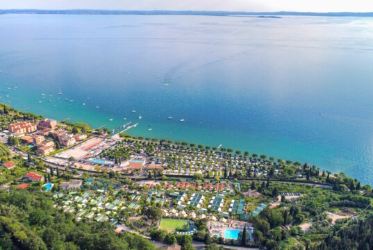 Gardasee 2025: Ein echtes Highlight ist das La Rocca Camping Village, das bei den renommierten PiNCAMP Awards 2025 als bester Platz in der Kategorie „Rental Accommodation“ ausgezeichnet wurde.(Foto: © La Rocca Camping Village)