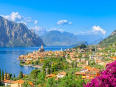 Freizeitparadies und Schutzfall: Am Nordufer des Gardasees drängen sich Sport und Tourismus – die Initiative will dem See eigene Rechte geben. (Foto: © Balate Dorin/Adobe Stock)