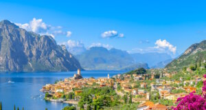 Freizeitparadies und Schutzfall: Am Nordufer des Gardasees drängen sich Sport und Tourismus – die Initiative will dem See eigene Rechte geben. (Foto: © Balate Dorin/Adobe Stock)