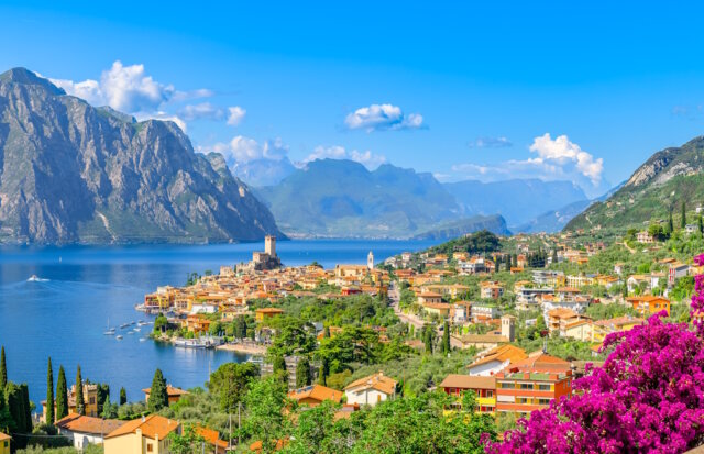 Landscape with Malcesine town, Garda Lake, Italy Freizeitparadies und Schutzfall: Am Nordufer des Gardasees drängen sich Sport und Tourismus – die Initiative will dem See eigene Rechte geben. (Foto: © Balate Dorin/Adobe Stock)