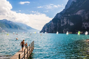 Zwischen Urlaub und Umweltschutz: Segelregatta bei Riva del Garda – der See steht unter Druck. (Foto: © losonsky/Adobe Stock)