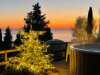 Winterliche Stimmung am Gardasee: Lichterglanz, Whirlpool und Seeblick im La Rocca Camping Village. (Foto: © La Rocca Camping Village)