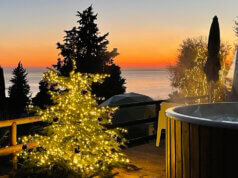 Winterliche Stimmung am Gardasee: Lichterglanz, Whirlpool und Seeblick im La Rocca Camping Village. (Foto: © La Rocca Camping Village)