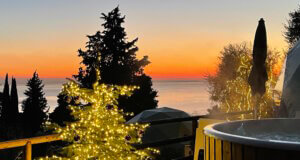 Winterliche Stimmung am Gardasee: Lichterglanz, Whirlpool und Seeblick im La Rocca Camping Village. (Foto: © La Rocca Camping Village)