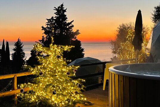 Winterliche Stimmung am Gardasee: Lichterglanz, Whirlpool und Seeblick im La Rocca Camping Village. (Foto: © La Rocca Camping Village)