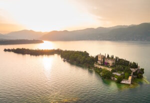 In der Abenddämmerung zeigt sich die Isola del Garda von ihrer schönsten Seite – ein Ort voller Geschichte, eingebettet in eine malerische Landschaft. (Foto: © Isola del Garda)