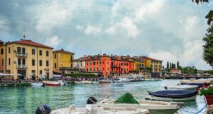 Peschiera del Garda verbindet See und Fluss – der Mincio bildet hier den einzigen Abfluss des Gardasees. Die historische Altstadt mit Kanälen und Festungsmauern lädt zum Bummeln und Verweilen ein. (Foto: © Erminio Lombardini)