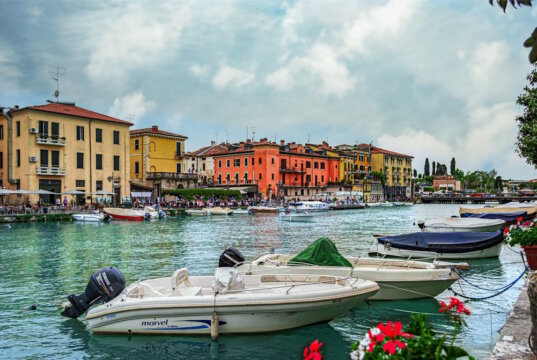 Peschiera del Garda verbindet See und Fluss – der Mincio bildet hier den einzigen Abfluss des Gardasees. Die historische Altstadt mit Kanälen und Festungsmauern lädt zum Bummeln und Verweilen ein. (Foto: © Erminio Lombardini)