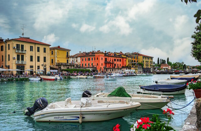 gardasee-lago-di-garda-peschiera (1) Peschiera del Garda verbindet See und Fluss – der Mincio bildet hier den einzigen Abfluss des Gardasees. Die historische Altstadt mit Kanälen und Festungsmauern lädt zum Bummeln und Verweilen ein. (Foto: © Erminio Lombardini)