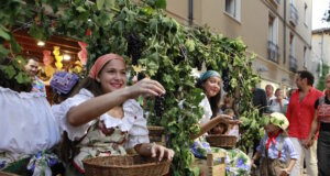 Gardasee: Ein Höhepunkt des Jahres ist das Festa dell’Uva e del Vino an der Uferpromenade von Bardolino. (Foto: © Bardolino Top)