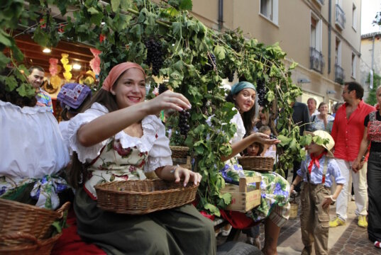 Gardasee: Ein Höhepunkt des Jahres ist das Festa dell’Uva e del Vino an der Uferpromenade von Bardolino. (Foto: © Bardolino Top)