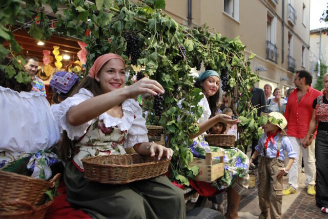 gardasee-lago-garda-urlaub (1) Gardasee: Ein Höhepunkt des Jahres ist das Festa dell’Uva e del Vino an der Uferpromenade von Bardolino. (Foto: © Bardolino Top)