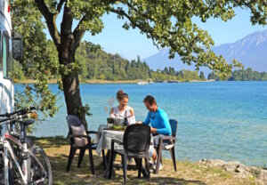 Wer bei Lago di Garda Camping seinen Platz findet, entdeckt mehr als ein Reiseziel. Es ist eine Einladung, Land und Leute kennenzulernen. (Foto: © Fornella Camping & Wellness Family Resort)