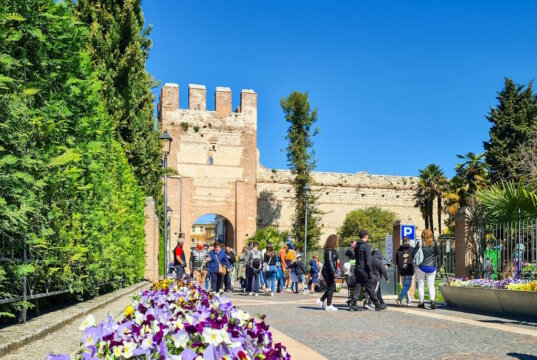 Das mittelalterliche Stadttor von Lazise: Hier beginnt der Spaziergang durch eine der ältesten Gemeinden am Gardasee. (Foto: © Lago di Garda Camping)