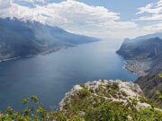 Blick über den Gardasee: Traumkulisse – doch hohe Preise und lange Anreisezeiten lassen 2025 viele deutsche Urlauber zögern. (Bild von Helmer Lortz auf Pixabay)
