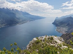Blick über den Gardasee: Traumkulisse – doch hohe Preise und lange Anreisezeiten lassen 2025 viele deutsche Urlauber zögern. (Bild von Helmer Lortz auf Pixabay)