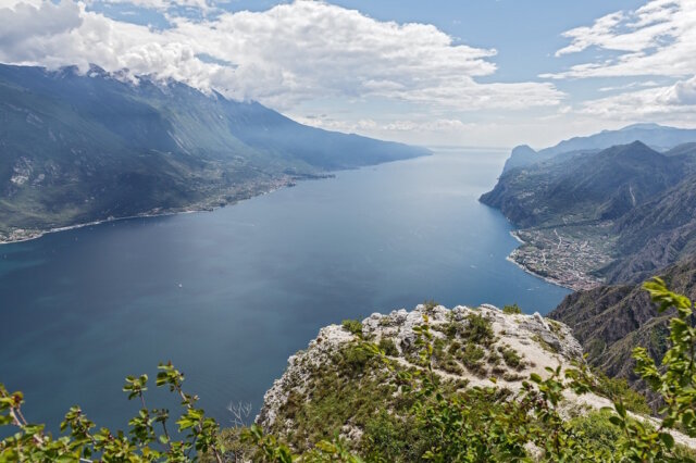 gardasee-urlaub-ferien-alpen Blick über den Gardasee: Traumkulisse – doch hohe Preise und lange Anreisezeiten lassen 2025 viele deutsche Urlauber zögern. (Bild von Helmer Lortz auf Pixabay)