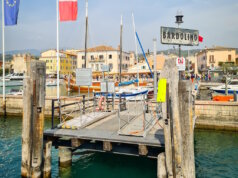 Der Bootsanleger in Bardolino: Ein beliebter Startpunkt für Bootsausflüge, Spaziergänge entlang der Promenade und ein echtes Postkartenmotiv am Ostufer des Gardasees. (Foto: © Lago di Garda Camping)