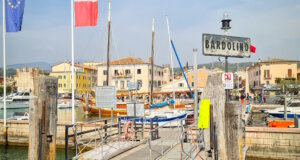 Der Bootsanleger in Bardolino: Ein beliebter Startpunkt für Bootsausflüge, Spaziergänge entlang der Promenade und ein echtes Postkartenmotiv am Ostufer des Gardasees. (Foto: © Lago di Garda Camping)