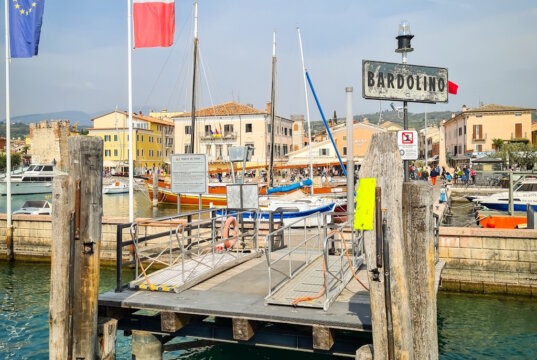 Der Bootsanleger in Bardolino: Ein beliebter Startpunkt für Bootsausflüge, Spaziergänge entlang der Promenade und ein echtes Postkartenmotiv am Ostufer des Gardasees. (Foto: © Lago di Garda Camping)
