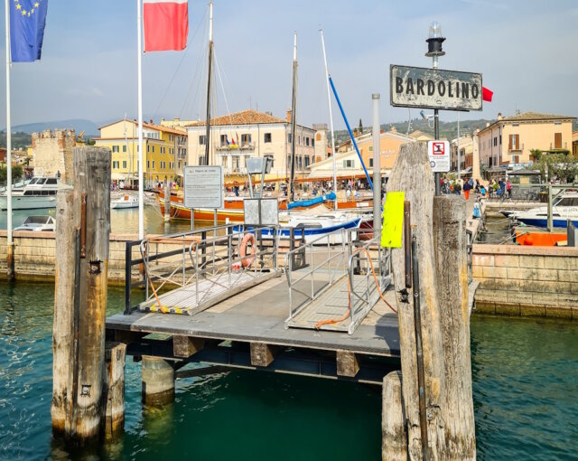 Der Bootsanleger in Bardolino: Ein beliebter Startpunkt für Bootsausflüge, Spaziergänge entlang der Promenade und ein echtes Postkartenmotiv am Ostufer des Gardasees. (Foto: © Lago di Garda Camping)