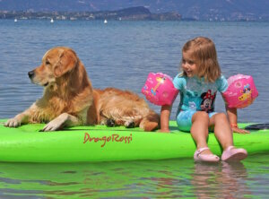 Urlaub für alle: Auf dem SUP gemeinsam unterwegs – viele Campingplätze am Gardasee sind auch perfekt für Familien mit Kindern und Hunden geeignet. (Foto:  © Camping Village San Francesco)