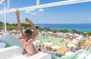 Wasserspaß mit Aussicht: Vom Rutschenturm direkt ins Badevergnügen – einer der Wasserparks auf den Campingplätzen am Gardasee bietet beste Unterhaltung für Groß und Klein. (Foto: © IdeaLazise Camping and Village)