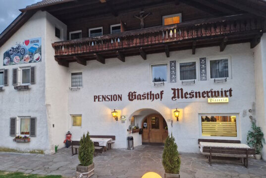 Der Messnerwirt am Ritten in Südtirol – ein familiärer Gasthof mit traumhafter Aussicht, echter Herzlichkeit und traditioneller Küche. Ideal für alle, die Ursprünglichkeit und Ruhe suchen. (Foto: © Bastian Glumm)