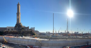 Baustelle am Hafen von Genua nahe der Lanterna: Hier entsteht der Startschacht für den Subportual-Tunnel unter dem Hafen. (Foto: © Autostrade per l’Italia)