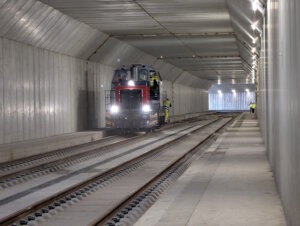 Erste Testfahrten in der neuen Eisenbahngalerie bei San Benigno, die Platz für den Bau des Subportual-Tunnels schafft. (Foto: © Autostrade per l’Italia)