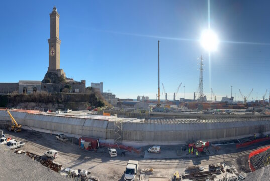 Baustelle am Hafen von Genua nahe der Lanterna: Hier entsteht der Startschacht für den Subportual-Tunnel unter dem Hafen. (Foto: © Autostrade per l’Italia)