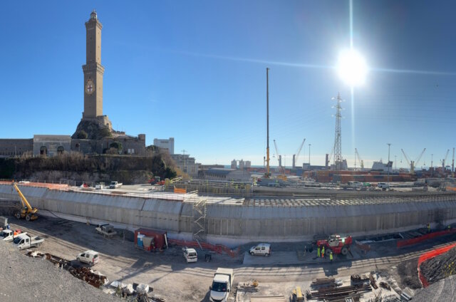 Baustelle am Hafen von Genua nahe der Lanterna: Hier entsteht der Startschacht für den Subportual-Tunnel unter dem Hafen. (Foto: © Autostrade per l’Italia)