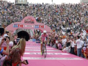 Ins Leben gerufen wurde der Gito von der Sportzeitung La Gazzetta dello Sport, die auf rosa Papier gedruckt wurde. Deshalb ist das rosa Trikot, maglia rosa, das Symbol des Traums – das Ziel eines jeden Fahrers. (Foto: Pixabay)