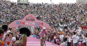 Ins Leben gerufen wurde der Gito von der Sportzeitung La Gazzetta dello Sport, die auf rosa Papier gedruckt wurde. Deshalb ist das rosa Trikot, maglia rosa, das Symbol des Traums – das Ziel eines jeden Fahrers. (Foto: Pixabay)