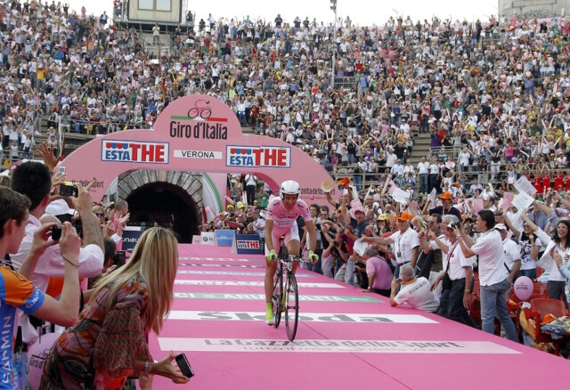 giro-italia-fahrrad-rennen (2) Ins Leben gerufen wurde der Gito von der Sportzeitung La Gazzetta dello Sport, die auf rosa Papier gedruckt wurde. Deshalb ist das rosa Trikot, maglia rosa, das Symbol des Traums – das Ziel eines jeden Fahrers. (Foto: Pixabay)