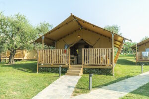 Glamping-Unterkünfte im Camping Park delle Rose am Gardasee verbinden Naturerlebnis mit modernem Komfort. (Foto: © Lago di Garda Camping)