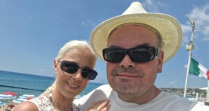 Svitlana und Bastian Glumm am Meer – auf einer ihrer vielen Recherchereisen durch Italien. Seit Jahren erkunden sie das Land für ihr Magazin Viveri in Italien – 2026 soll ihr neues Leben in Pozzuoli beginnen. (Foto: © Bastian Glumm)